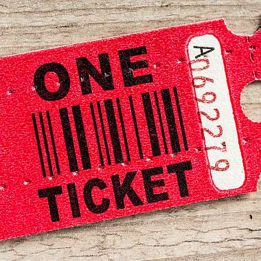 Ein rotes Eintritts-Ticket mit einer Seriennummer