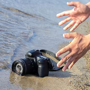 Digitalkamera fällt ins Wasser und ist beschäfigt