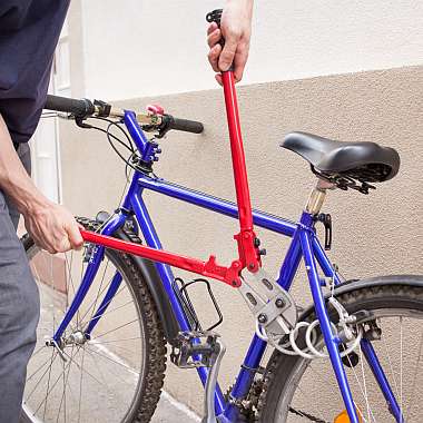 Ein Mann bricht ein Fahrradschloss an einem Mountainbike mit einem Bolzenschneider auf