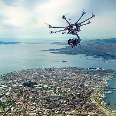 Eine groÃŸe Drohne macht Aufnahmen von einer Stadt